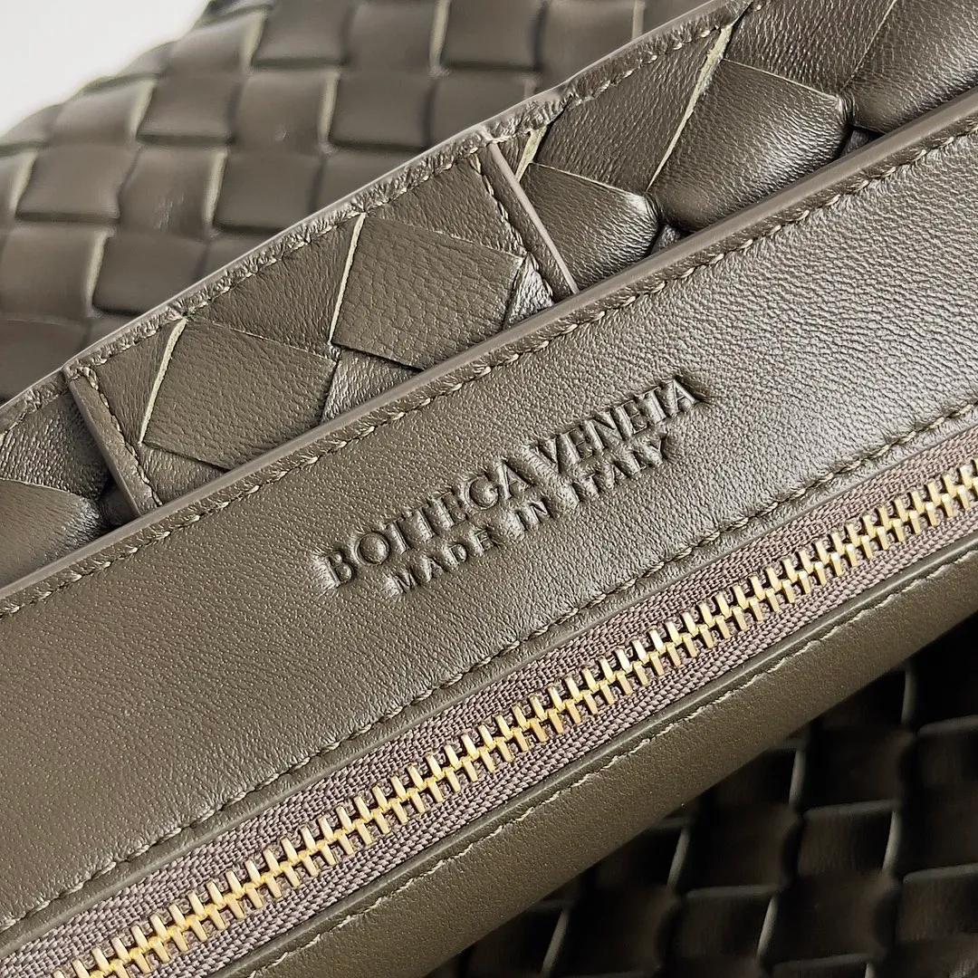 The 2023 new Andiamo batch of 2260 BV has been shipped‼ ️Really popular🔥The new Andiamo woven handbag launched by Bottega Veneta this season is really popular all over the world! ! Celebrities at home and abroad have worn it, and Oscar-winning actress Michelle Yeoh has taken it out on the street. Song Jia, Trai Yara, Yu Feihong, Sanji Ayaka, Rosie Hunting-Whiteley, Yoshioka Riho, etc. have all picked up this bag. It is classic and versatile, showing off its temperament, and the bag capacity is also large, which is very convenient for daily commuting! ! A variety of carrying methods, the shoulder straps can be adjusted by yourself, the original lambskin feels soft and delicate, and the unisex style breaks the gender boundaries and brings a more practical and long-lasting use experience. Andiamo, which has both elegant and casual styles, perfectly interprets the true appearance of "fashionable old money style". Style number: 743572 Size: 32*24*12